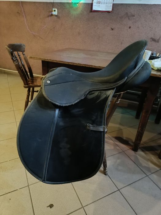 Syntetyczne siodło na konia