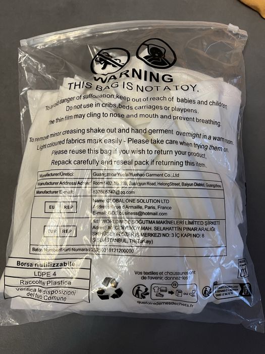 Біле плаття без рукавів з коміром