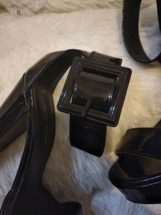 Czarne buty na słupku z szerszym paskiem New Look