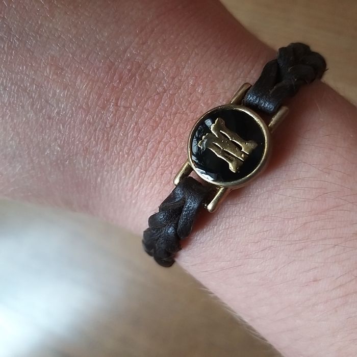 Pulseira preta couro c/a letra M
