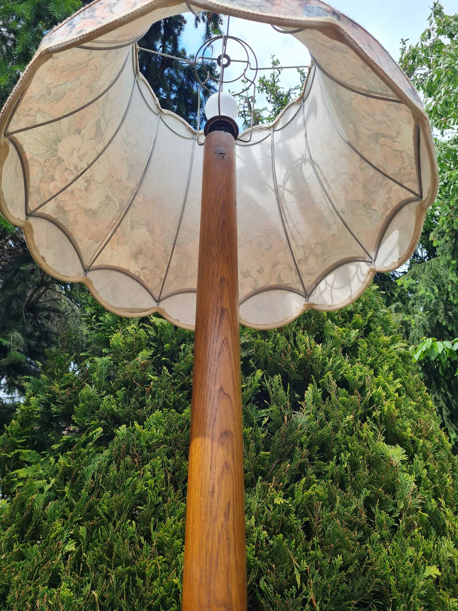 Drewniana stylowa lampa podłogowa ze stolikiem