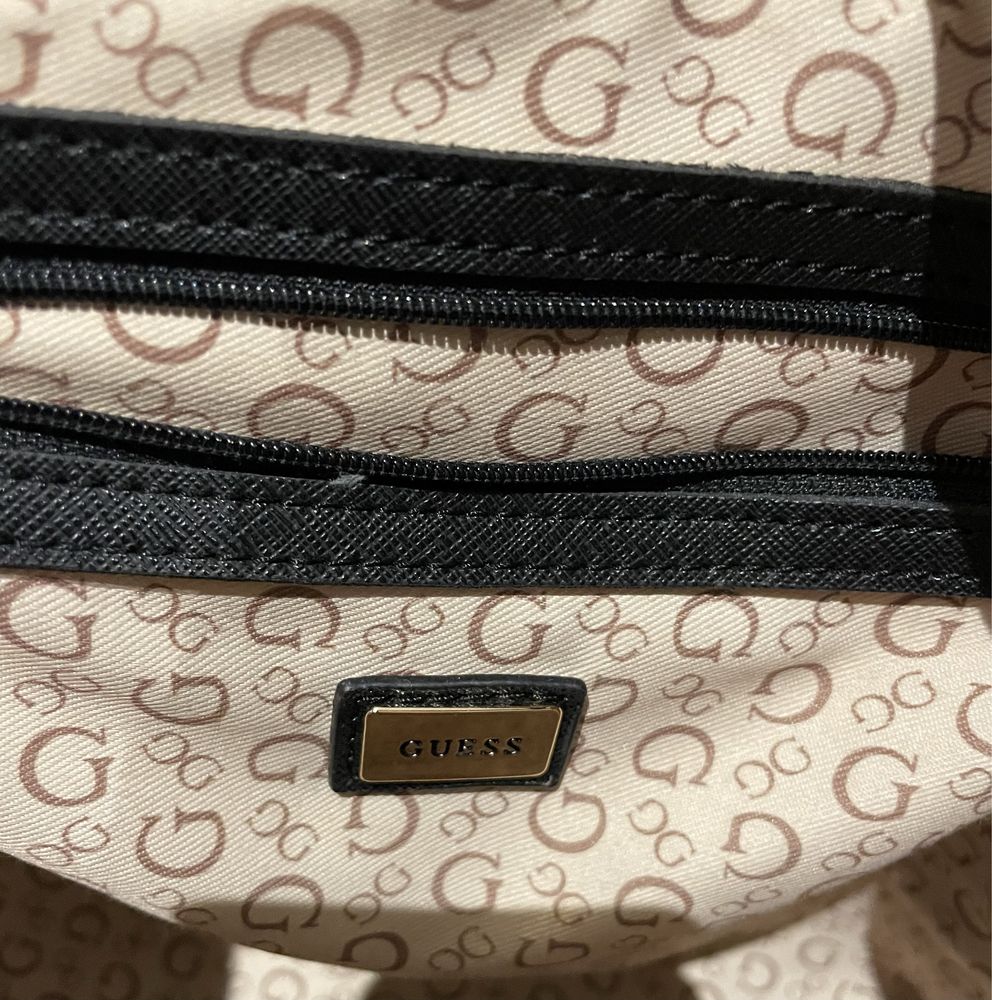 Сумочка Guess черного  цвета оригинал.