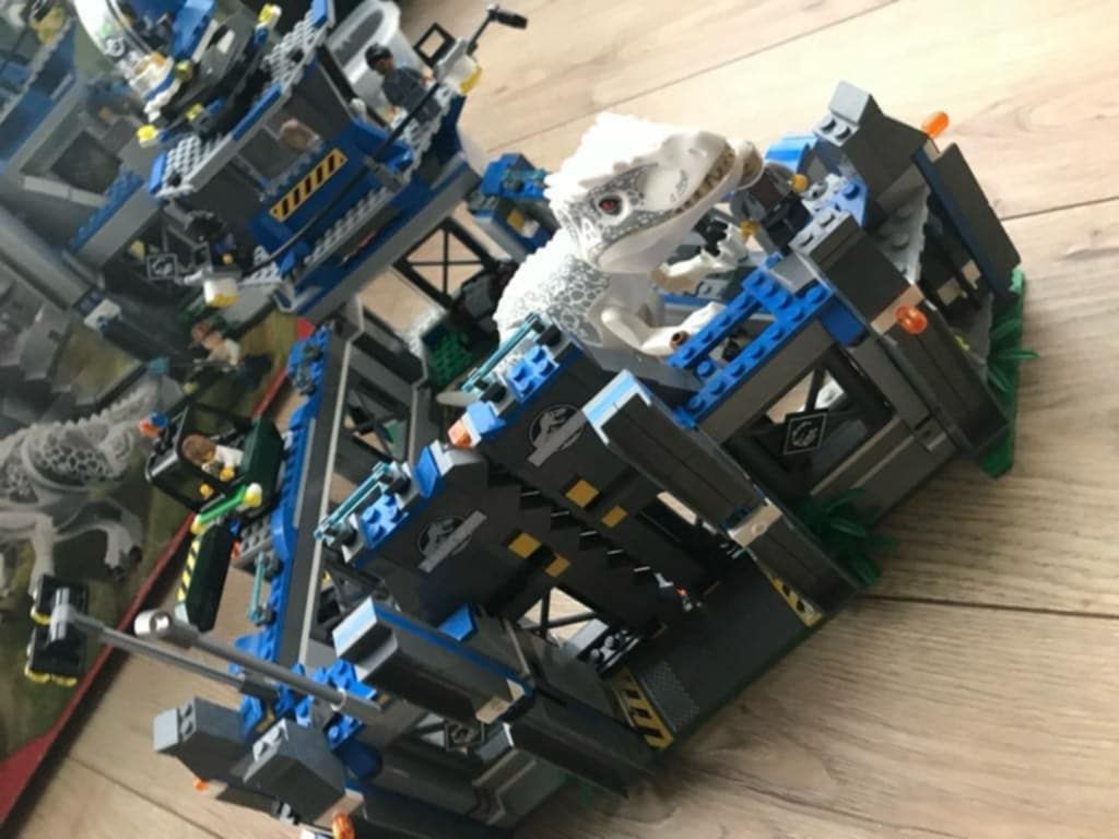 LEGO 75919 Jurassic World: Indominus Rex na wolności