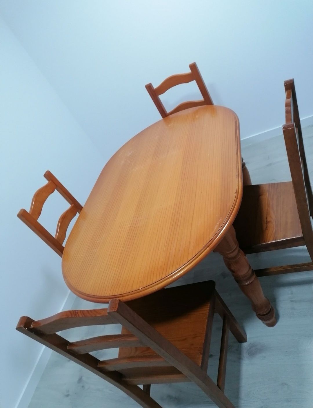 mesa de cozinha 140 X 90 com firmes 4 cadeiras