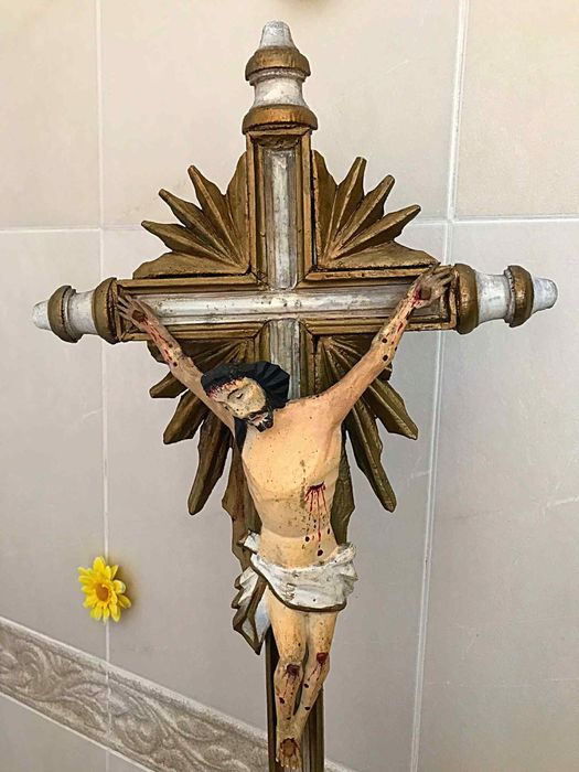 Antigo Cristo na cruz em madeira