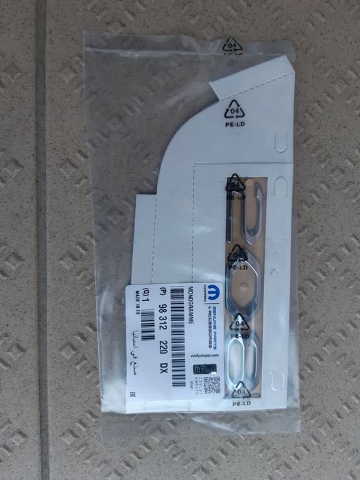 Emblemat monogram znaczek peugeot 208