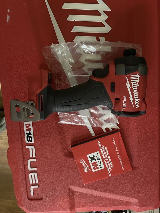 Топовий безщітковий імпакт шуруповерт Milwaukee 2953