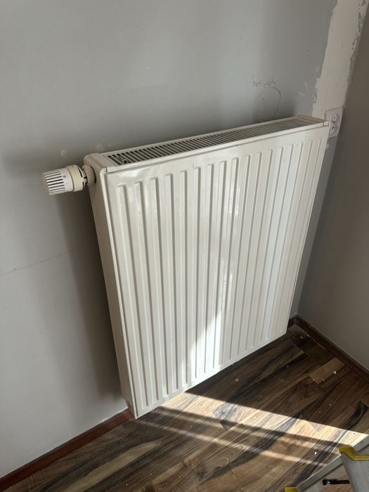 Grzejnik scienny bialy