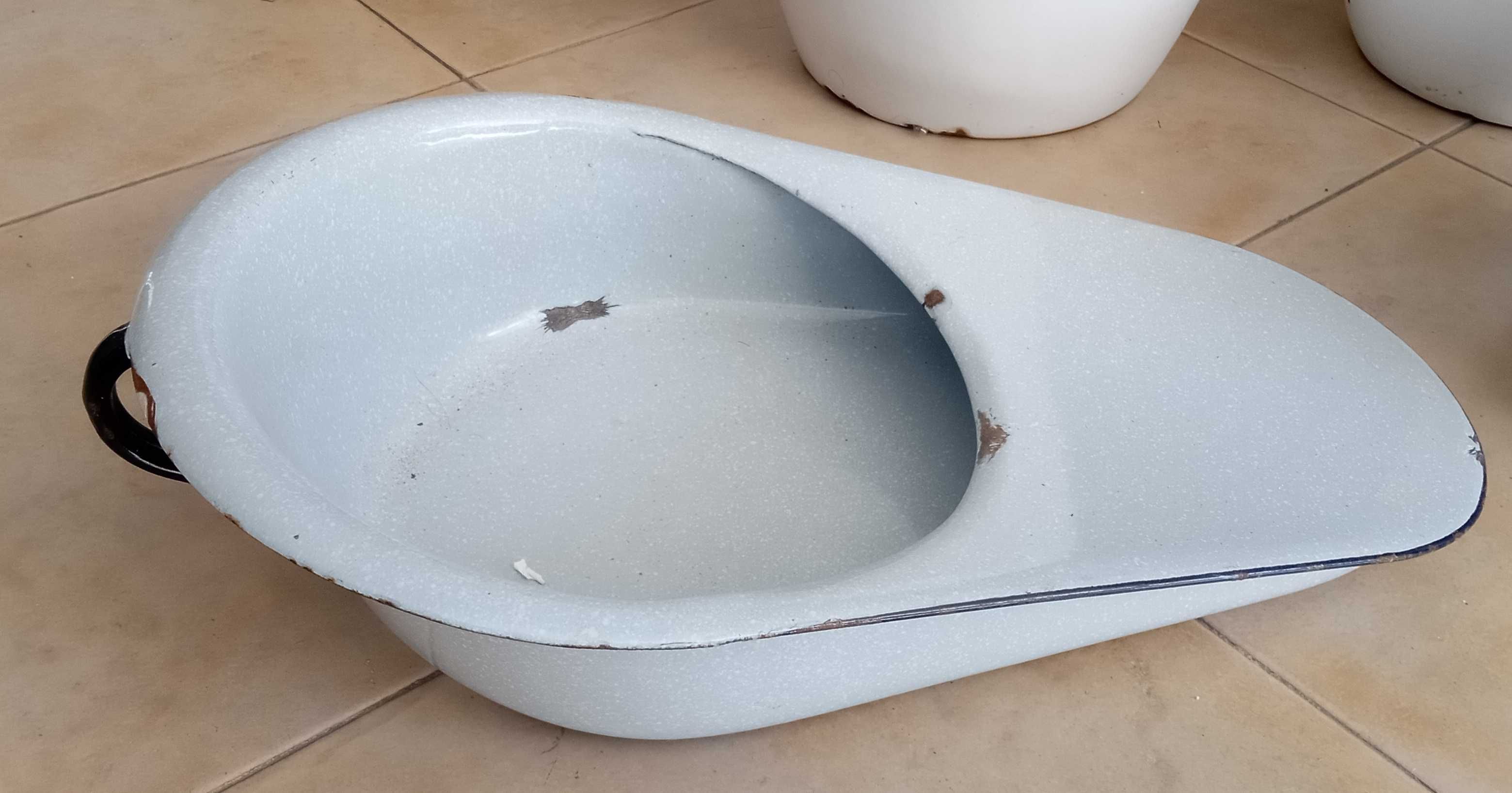 Penicos e arrastadeira em esmalte
