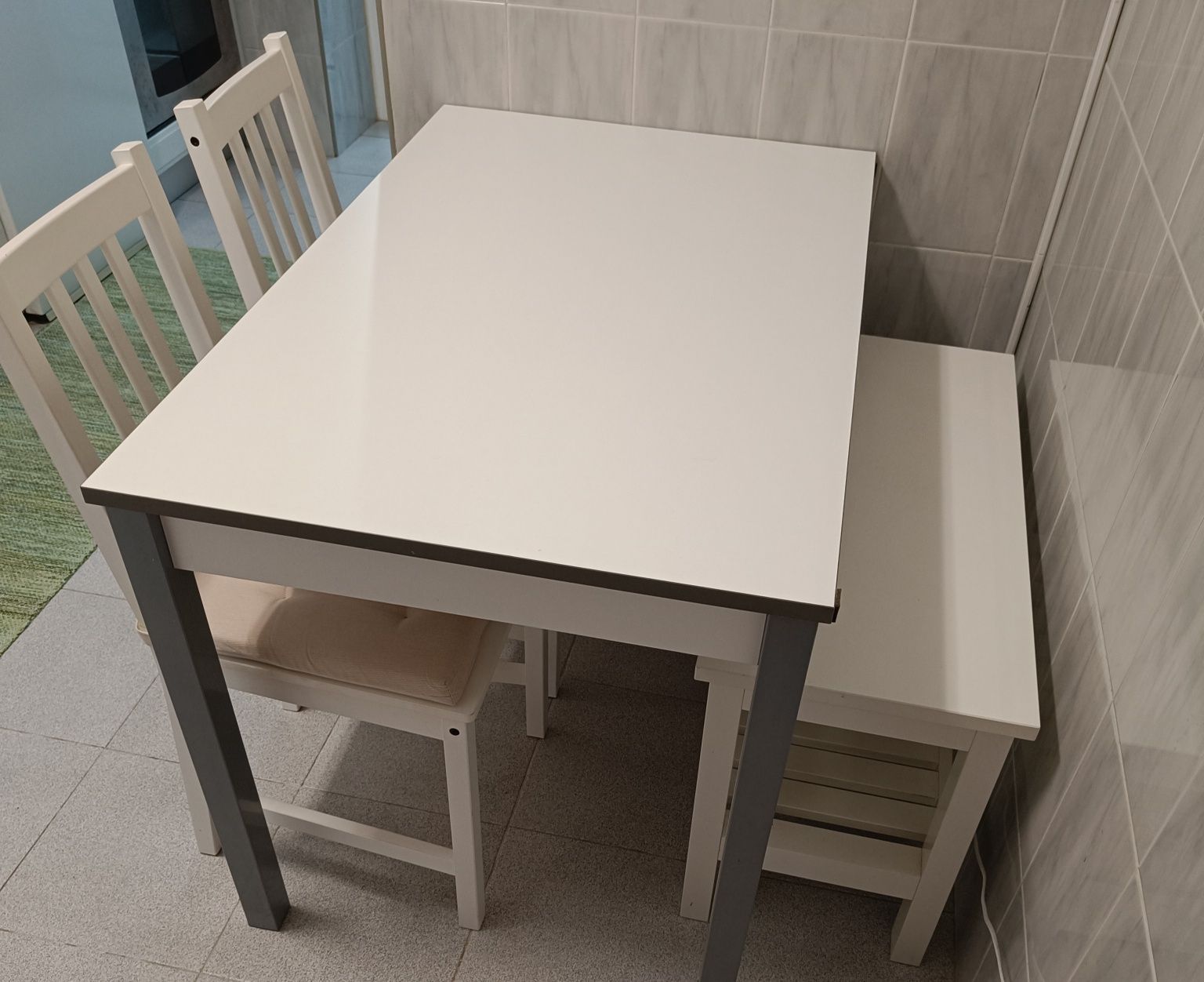 Mesa de Cozinha Extensível com 2 cadeiras e um banco