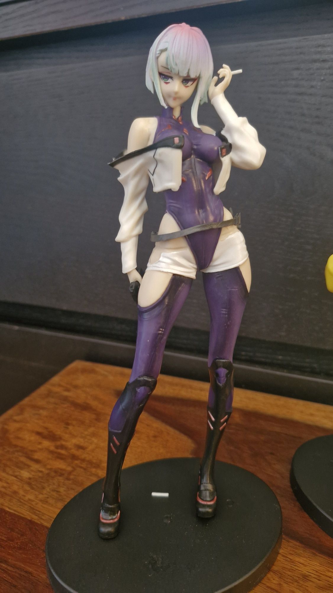 Vendo duas figuras de coleção inspiradas no anime Cyberpunk: Edgerunne