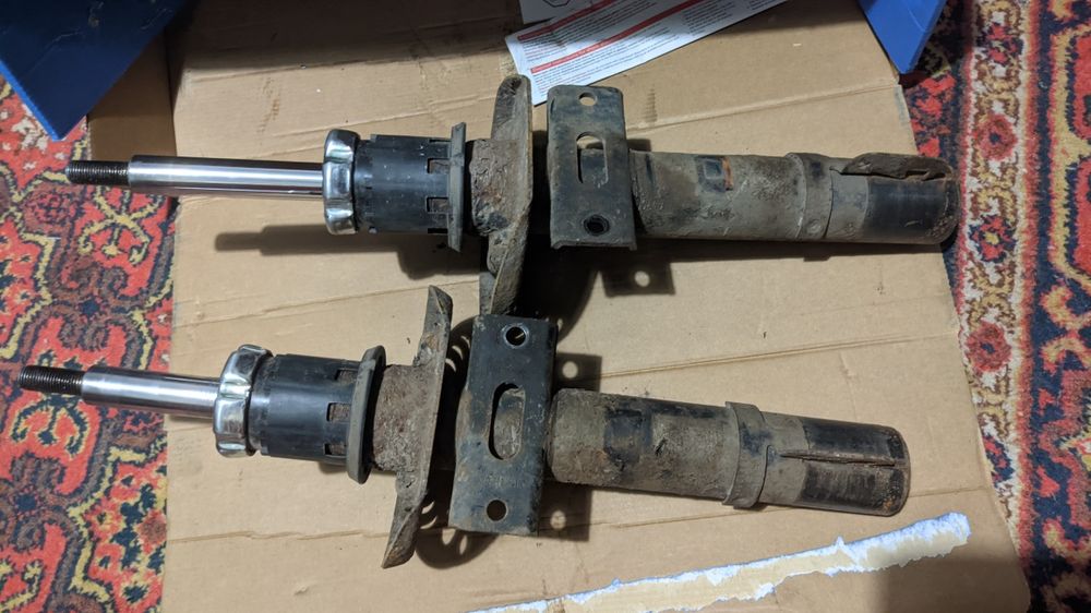 Стойки передние Skoda Fabia 2