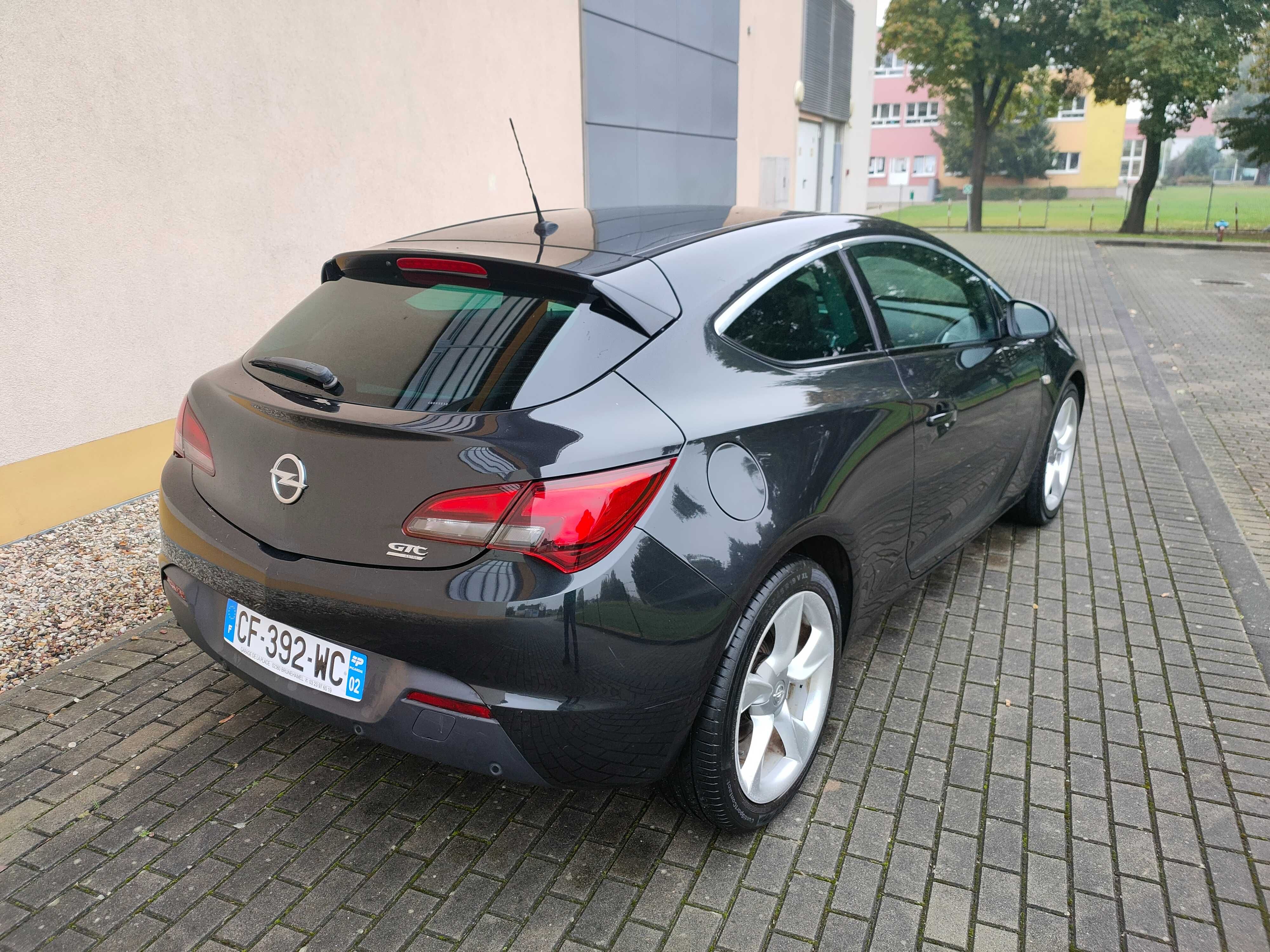 Opel Astra J GTC Cosmo Sport 1.7crdi 130 km Black Saphire  Full serwis