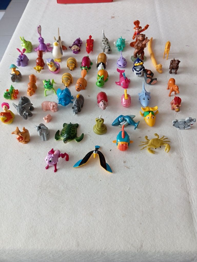 Diversas miniaturas ovos Kinder