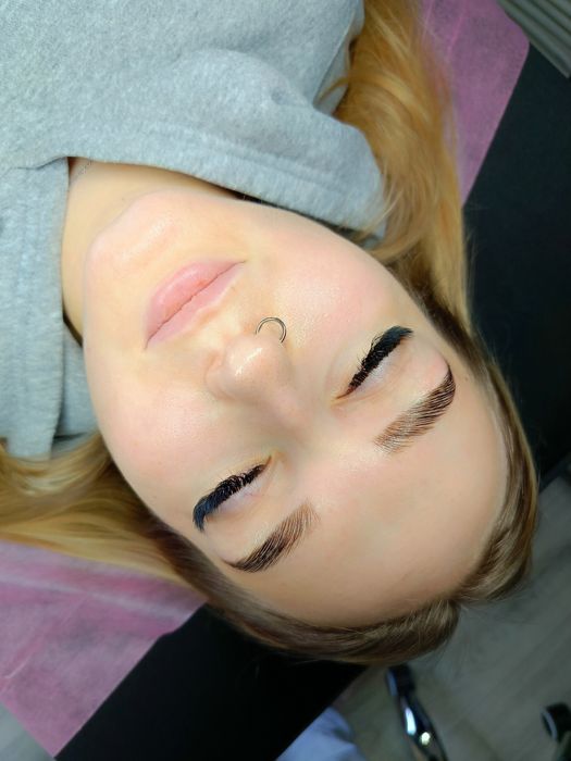 Modelki na stylizację brwi