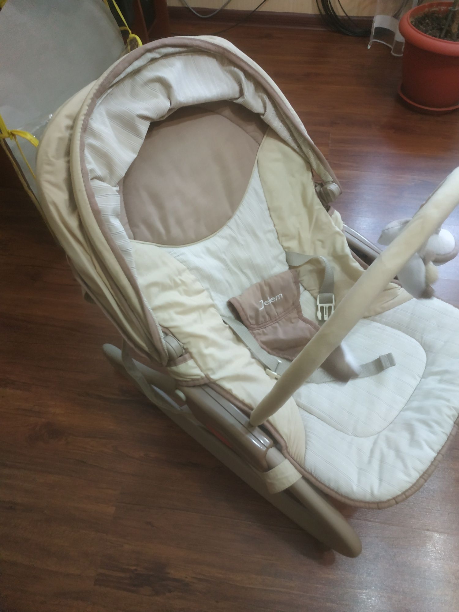 Продам детское кресло-качалку и игровой коврик,стульчик для кормления