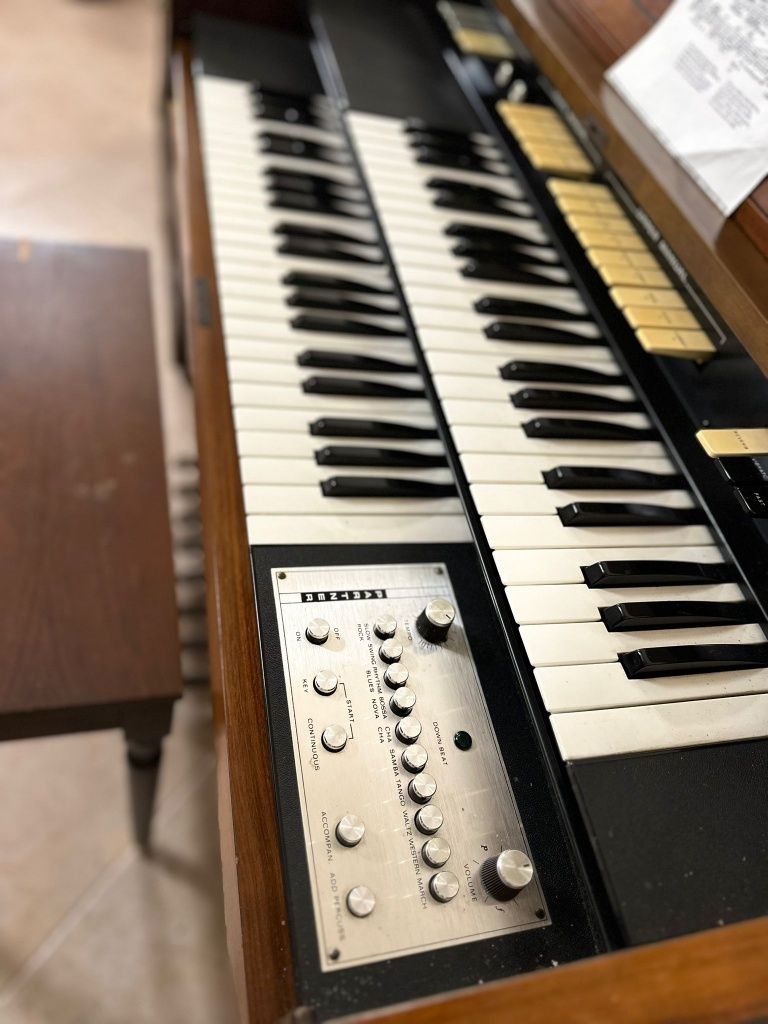 Piano vertical lowrey