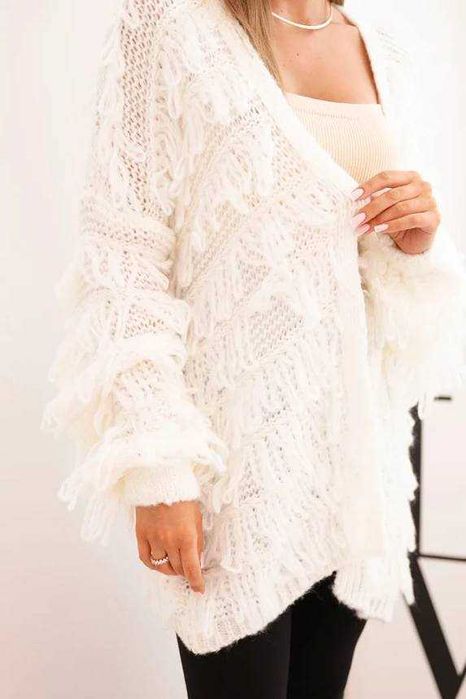 Kardigan damski z frędzlami i luźnym krojem