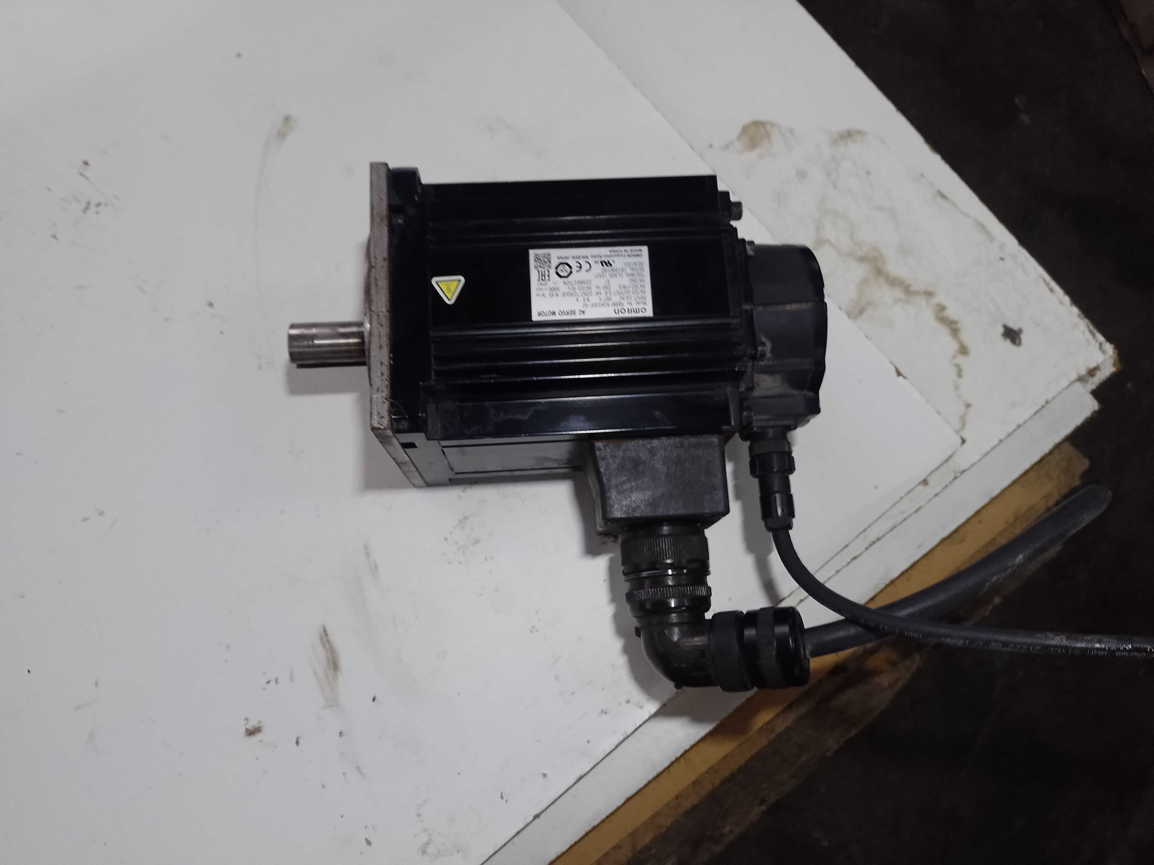 Serwomotor z enkoderem „OMRON”  -R88M-K3K030F-S2