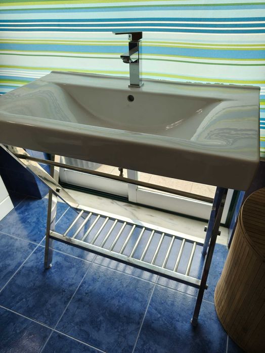 Lavatório de casa de banho e base