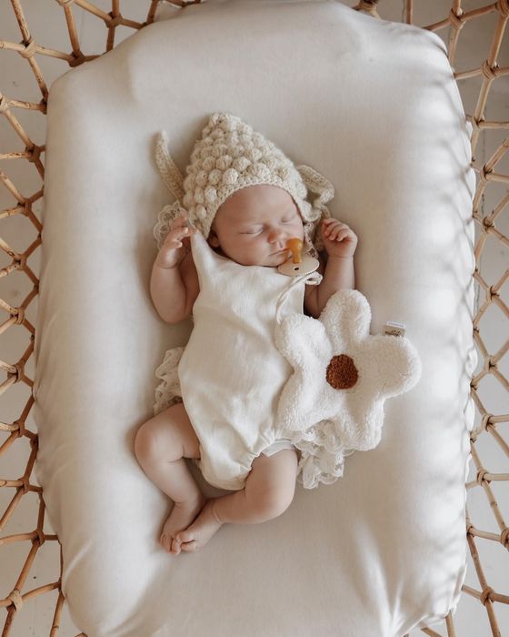 Fizjo kokon niemowlęcy snuggle beżowy me biały teddy baranek organic