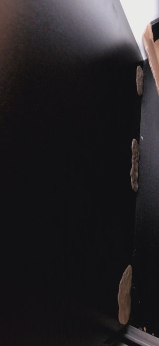 Szafa przesuwna duża pojemna biało czarna z uchwytami drążek półki