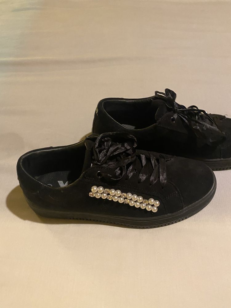 Tenis muito elegante com perolas XTI