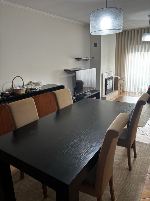 Sala de Jantar (Aparador, Mesa extensível e Cadeiras)