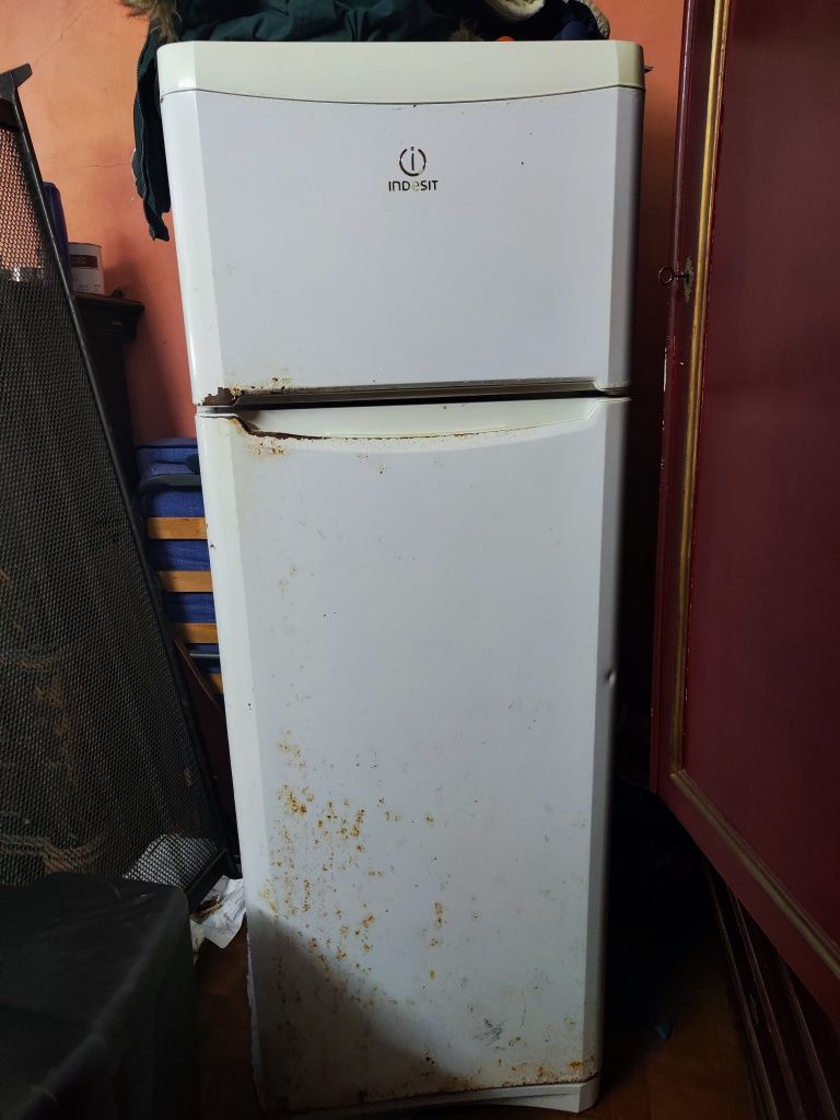 Frigorífico com Arca Congeladora.