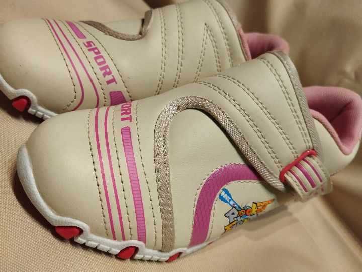 Sportowe obuwie dziewczęce w kolorach kremowych z kawałkami różu
