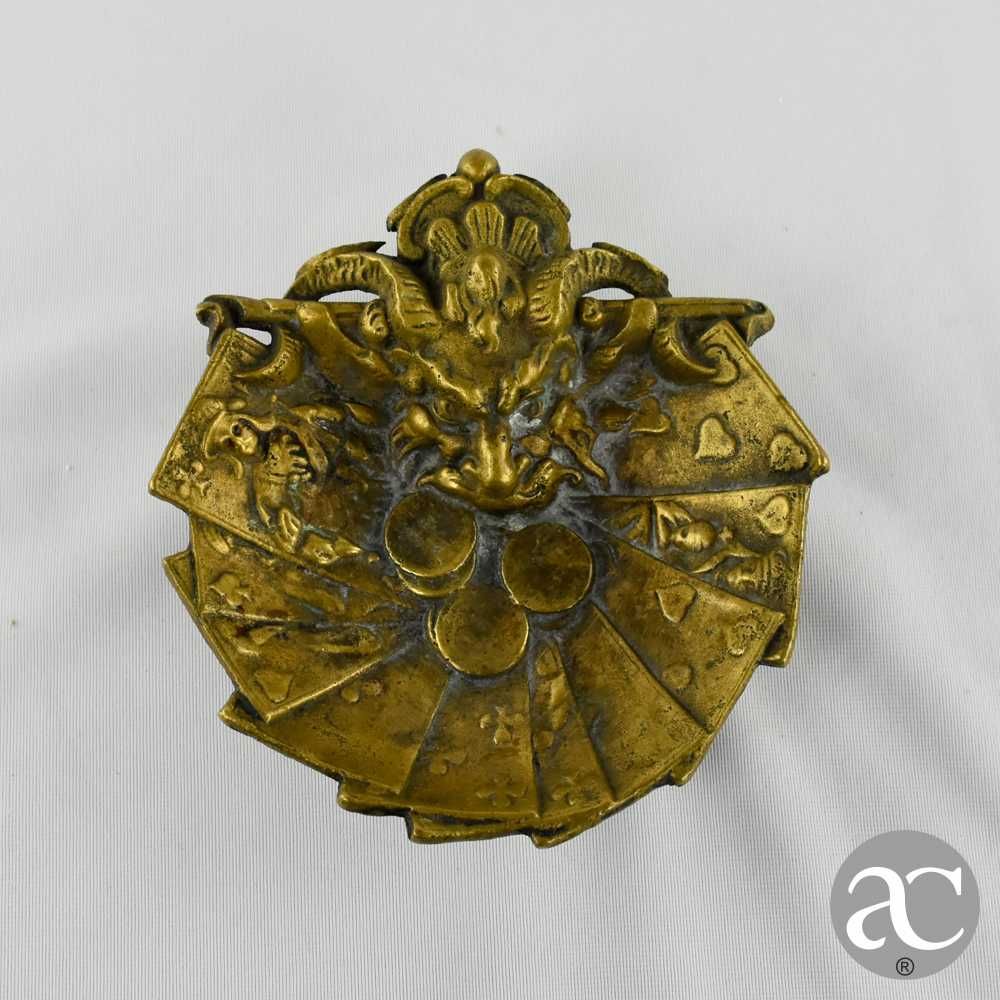 Aneleira / Taça em bronze, decorado com cartas e cabeça do Diabo