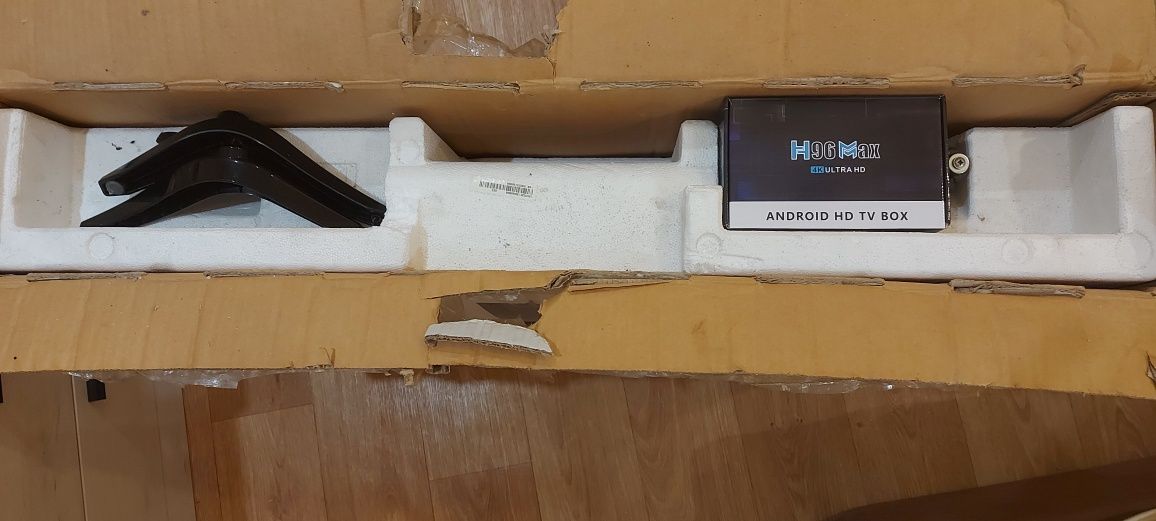 Телевізор ROMSAT 40дюймів + смарт приставка smart TVв  подарунок