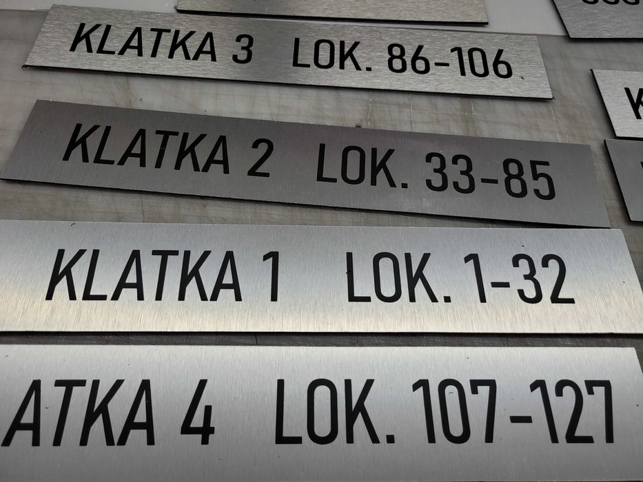Tabliczka dibond szczotkowany  plus litery, cyfry, znaki