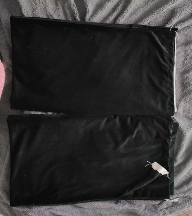 Czarne welurowe, aksamitne zasłony na taśmie