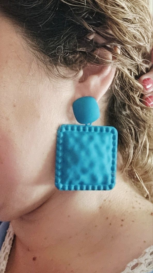 Brincos grandes em azul petróleo. De pico.