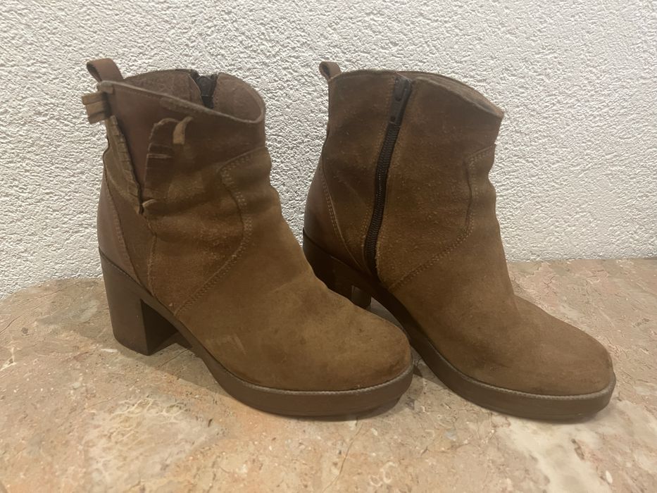 Botins Tapadas em Camurça Taupe