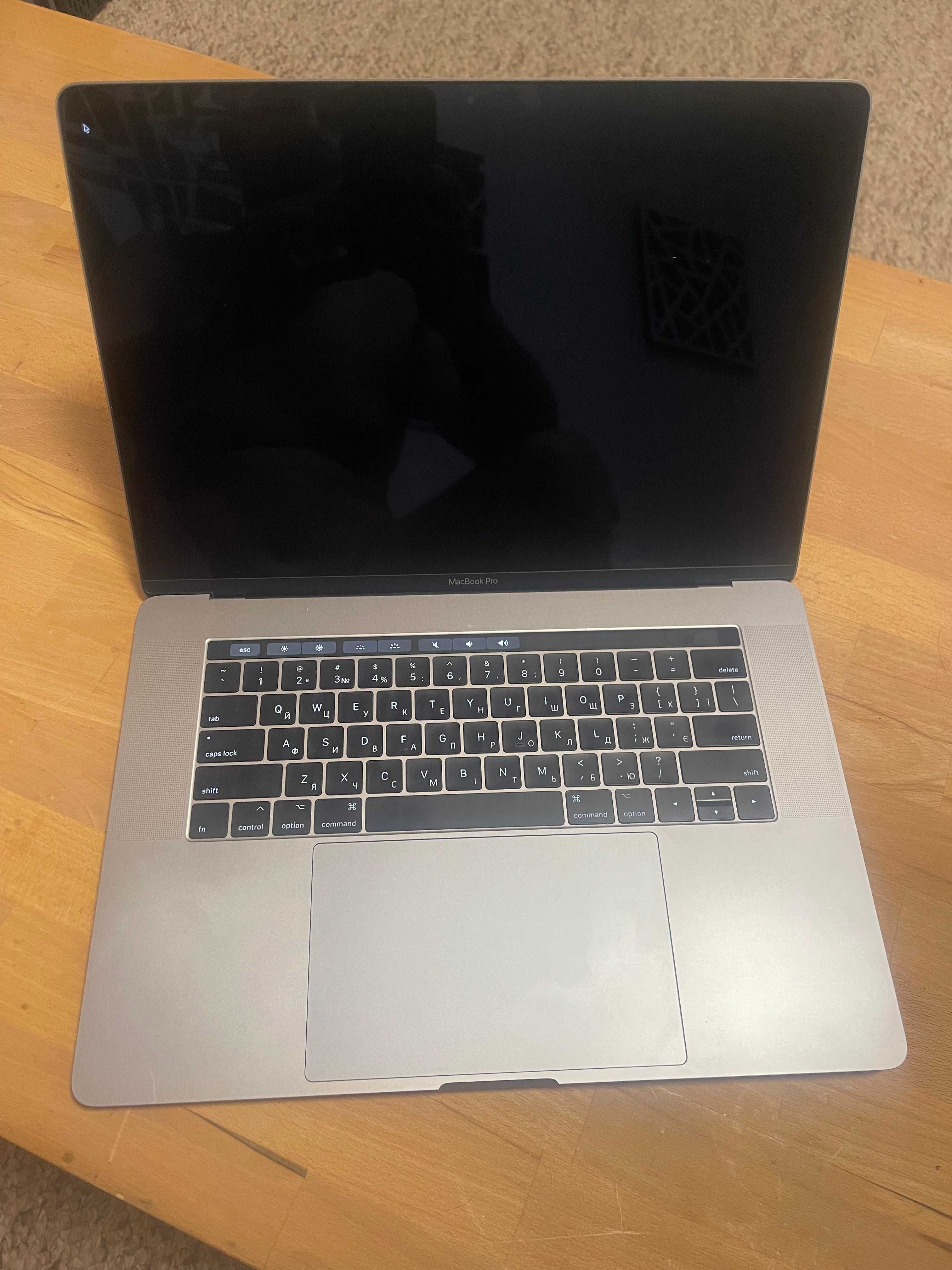 MacBook Pro 15-inch, A1707, 256SDD, 16GB Ram apple mac
