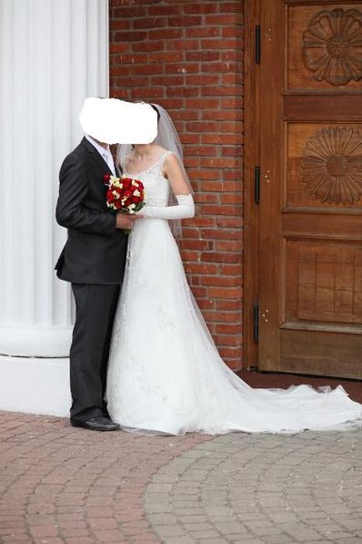 Suknia ślubna Lisa Ferrera z kamykami swarovskyego 36