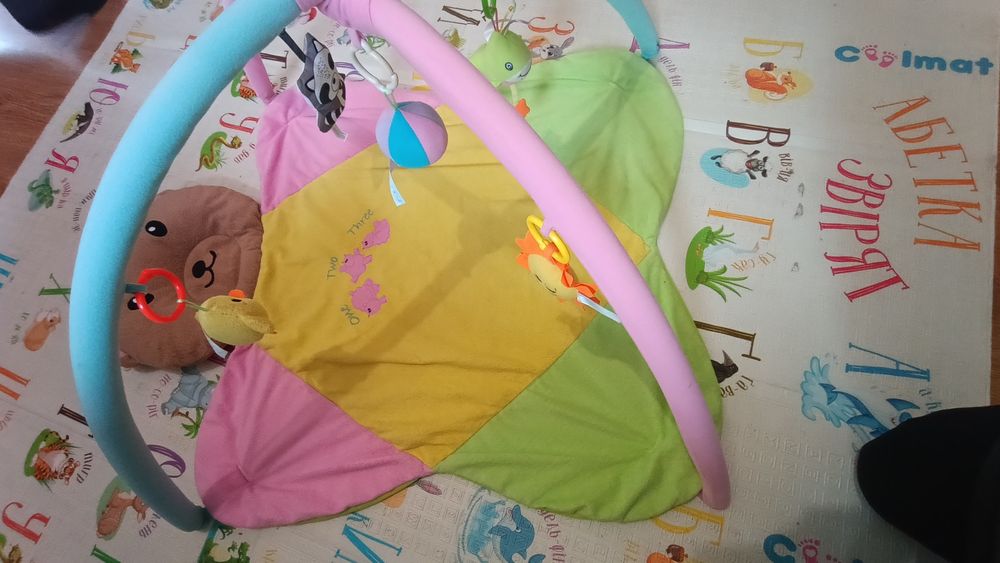 Розвиваючий килимок з іграшками
