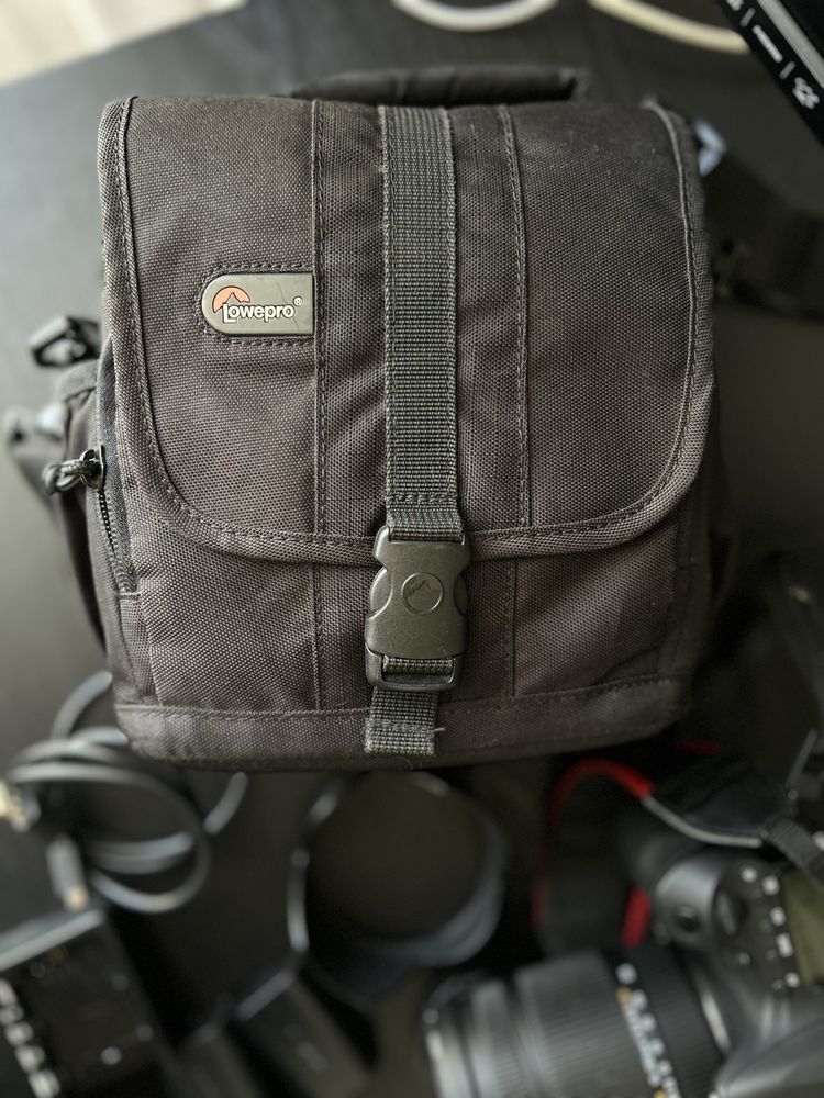 Canon EOS 60D body + Sigma 18-250mm lens + 2 batteries + Lowepro bag
