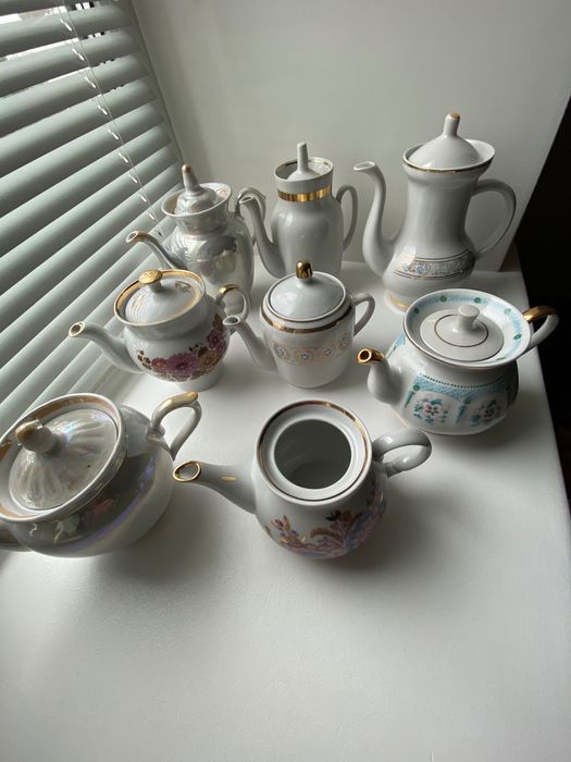 Посуда,фарфоровые тарелки,блюдо,сахарница,чашка,чайник,молочник