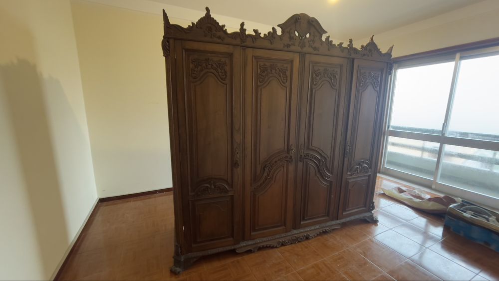 Dois moveis Roupeiro em madeira macica e estante