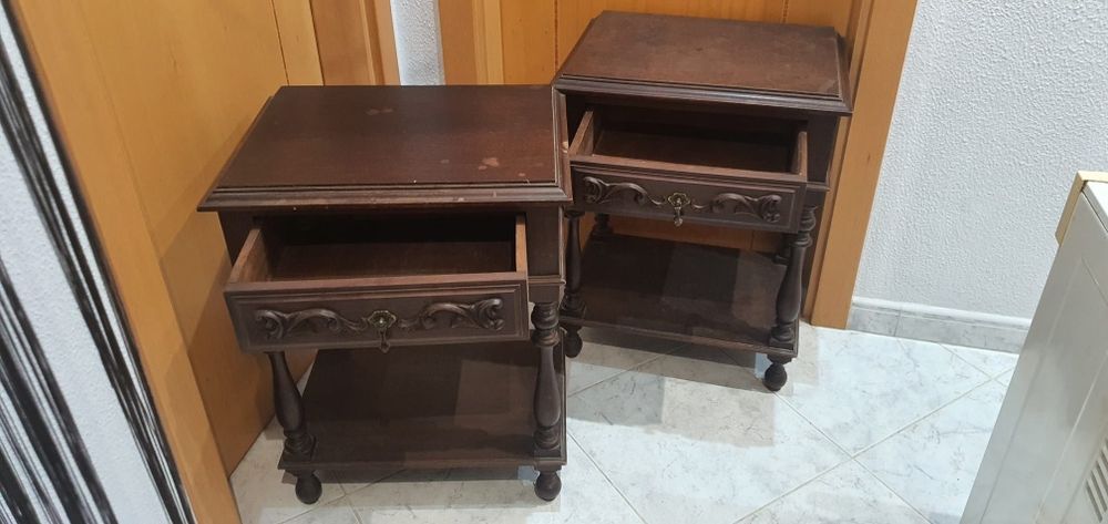 Duas mesas de cabeceira,em madeira maciça