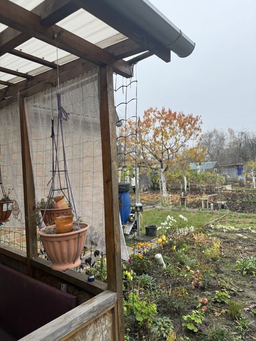 Дача з будинком в тихому місці