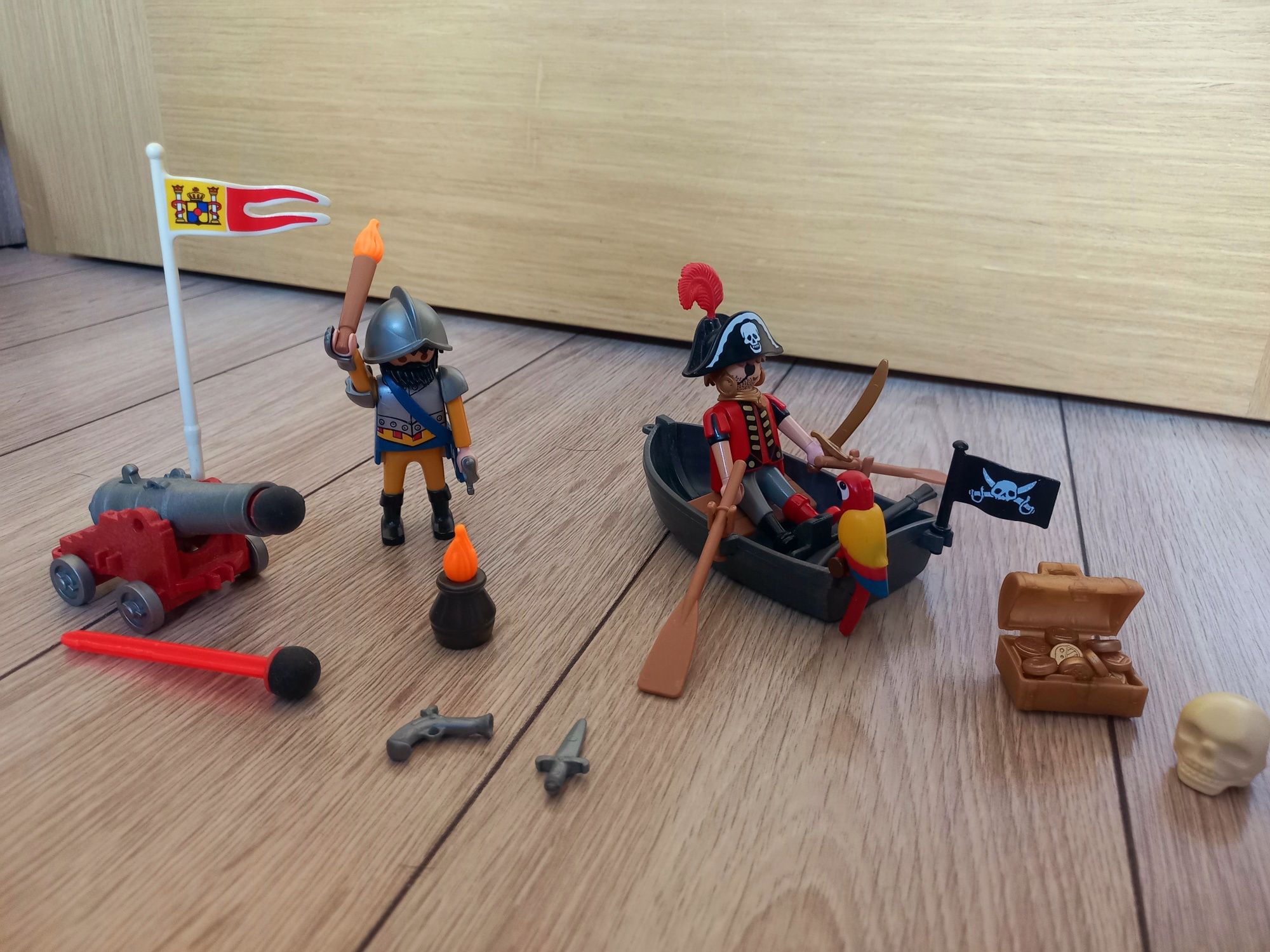 Playmobil Piraci 5894 Skrzynka: pirat z łódką, skarb, papuga, żołnierz