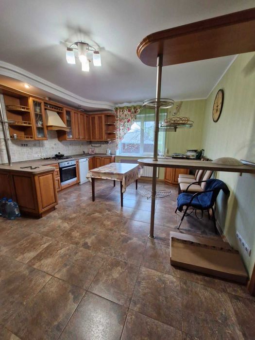 Продаж будинку 214  кв. метрів в 40 км від Києва.