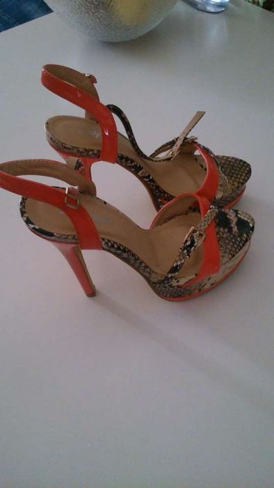 Sandálias novas em bom estado