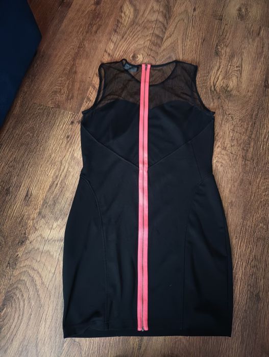 Sukienka czarna z różowym zamkiem