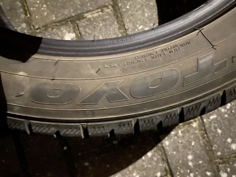 Sprzedam używane zimowe opony 235/50/19