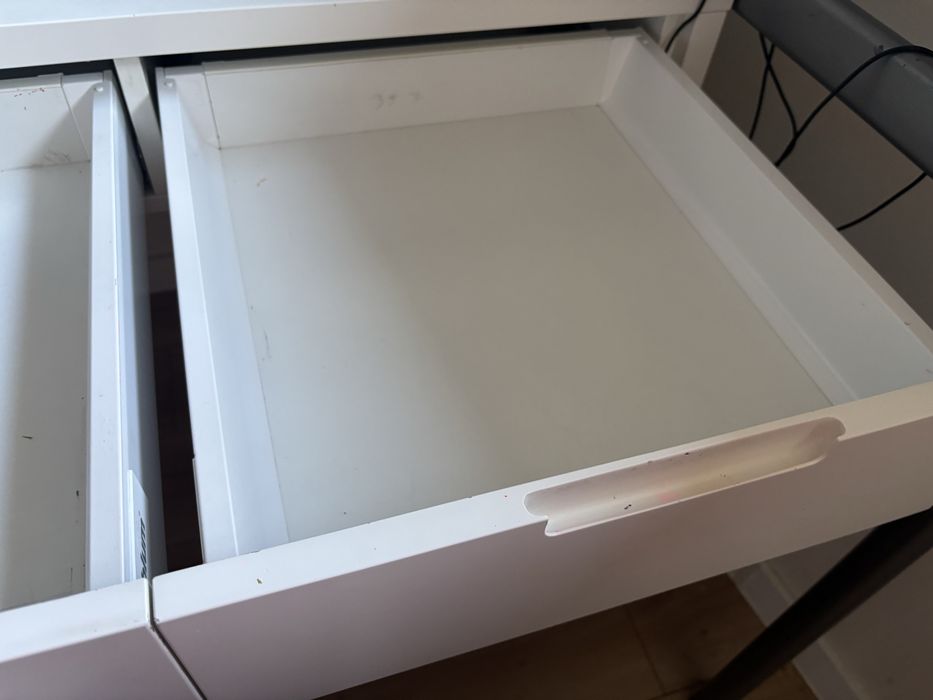 Praktyczne biurko z półkami i cichymi szufladami Blum – 100 cm